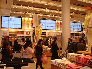 Uniqlo digital signage completely surrounds the customers